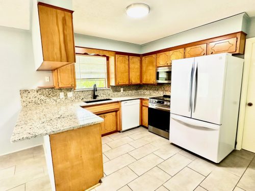 Kitchen & Breakfast Area